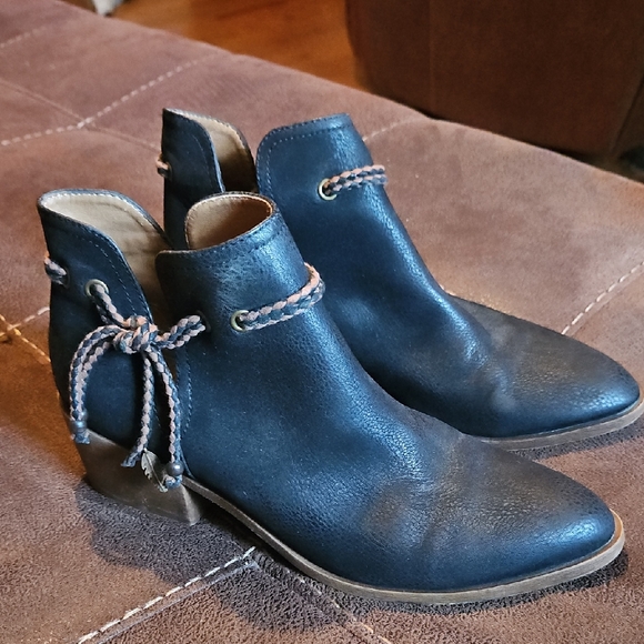 groove Shoes - Groove Calli Western Ankle Boots with Rope Detail